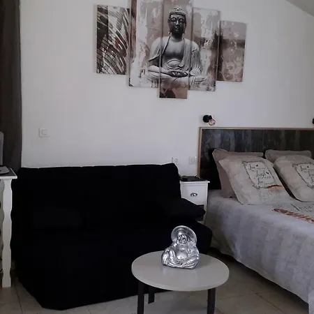 Aux Deux Elles